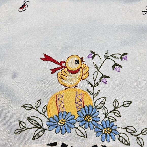 Vintage cottagecore scalloped edge chick and egg embroidered table runner - Picture 6 of 6